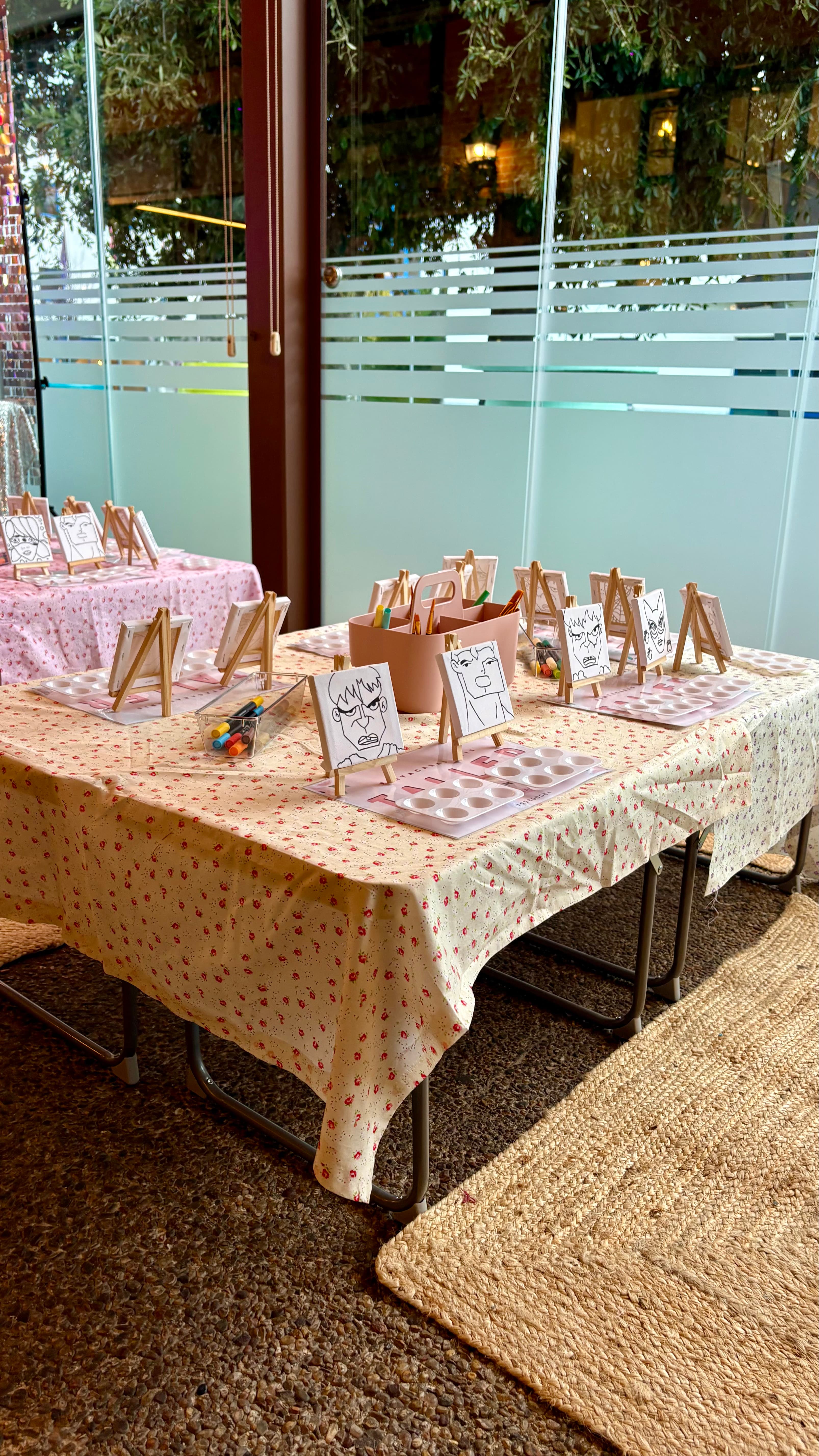 Escena de evento con animación y participación